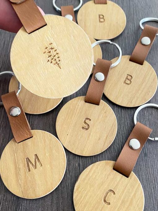 Llavero de Madera y Cuero Eco con logo - Imagen 2